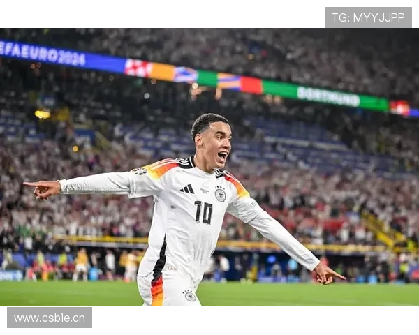 穆西亚拉近期与德国队前辈深入交流，持续提升国家队融入度